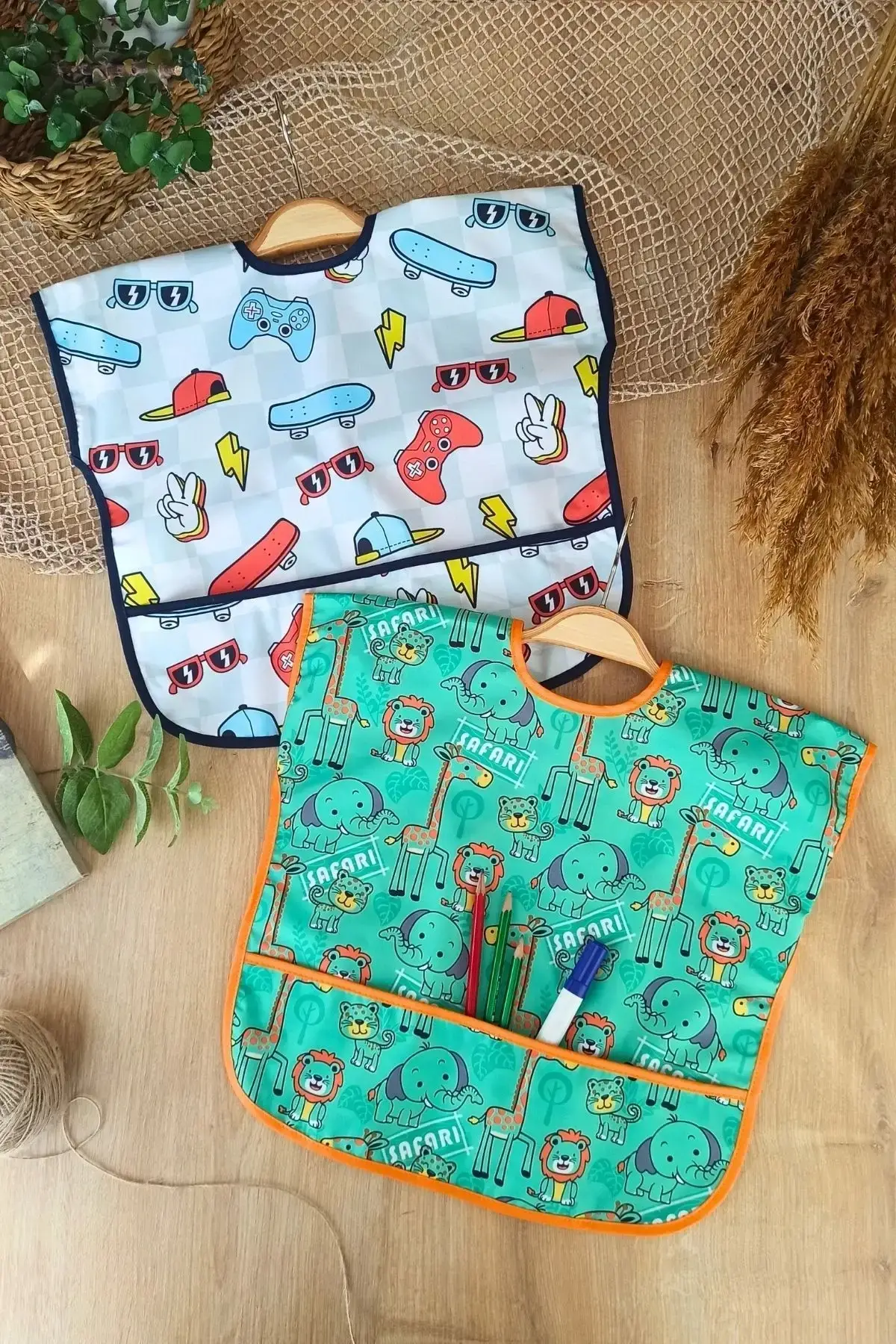 Play Safari Desenli Sıvı Geçirmez Kolsuz 6-24 Ay 2li Aktivite ve Mama Önlüğü