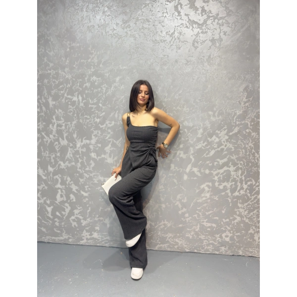 Yan büzgülü bluz ve pantolonlu ikili takım