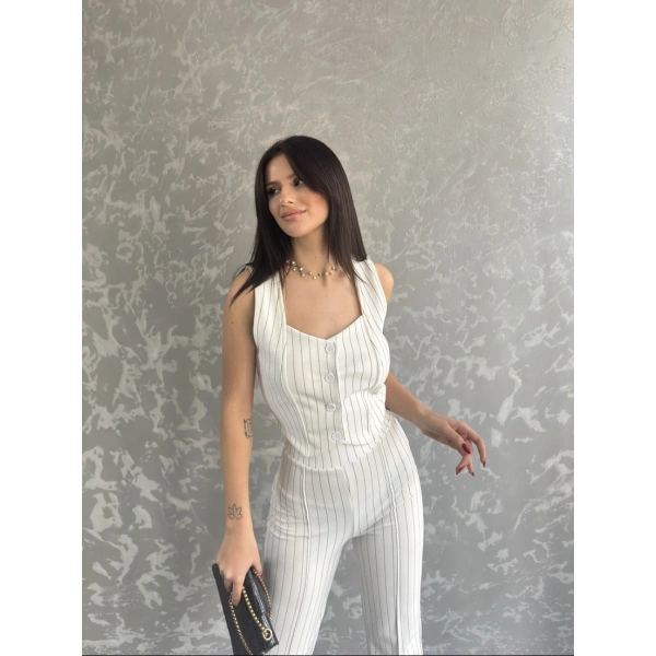 Çizgili yelek ve pantolonlu ikili takım