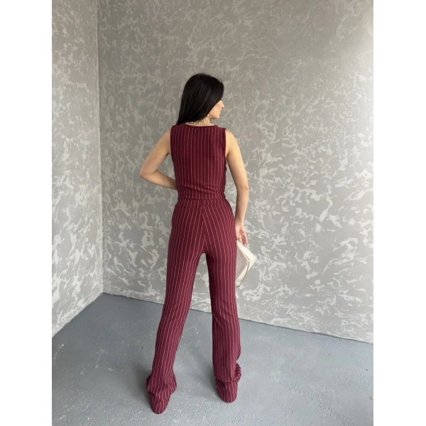 Çizgili yelek ve pantolonlu ikili takım