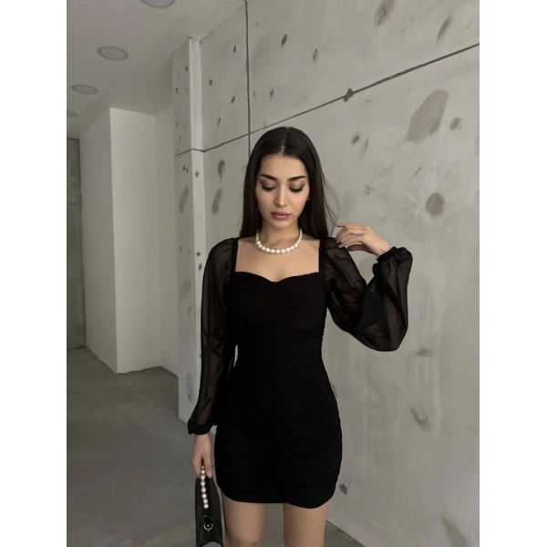 Kolu tül büzgülü elbise