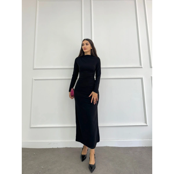 Drapeli dik yaka yırtmaçlı elbise