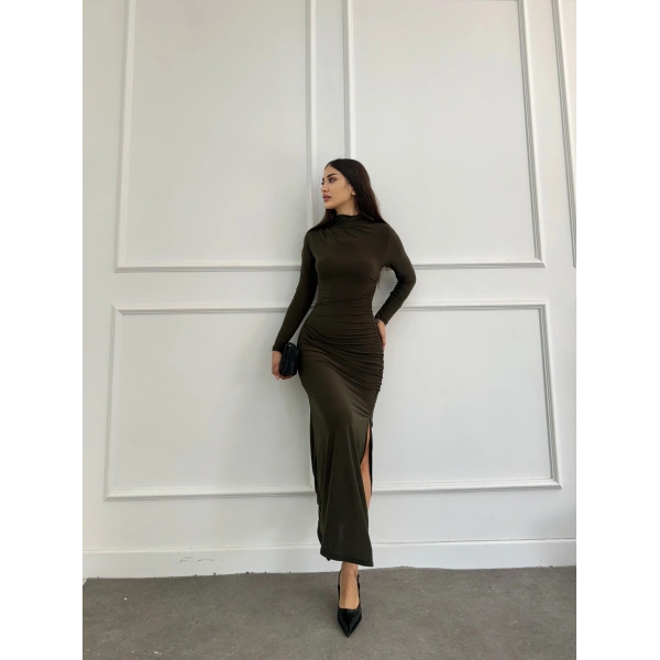 Drapeli dik yaka yırtmaçlı elbise