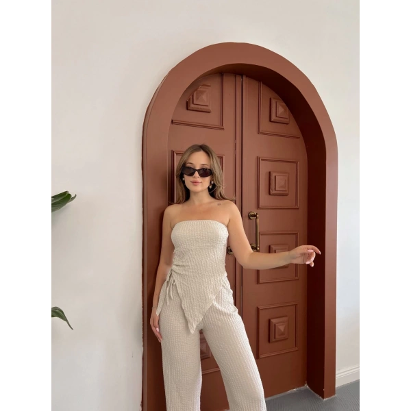 Straplez büzgülü bluz ve pantolonlu ikili takım