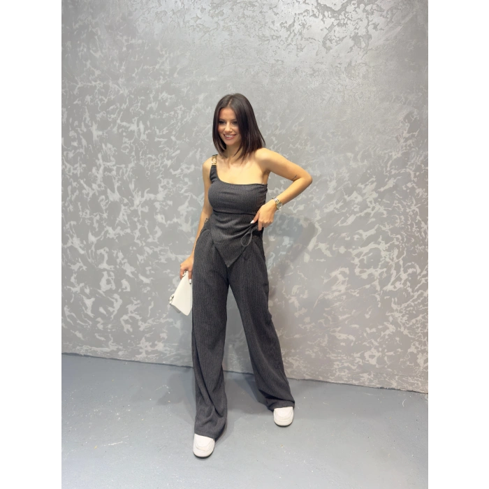 Yan büzgülü bluz ve pantolonlu ikili takım