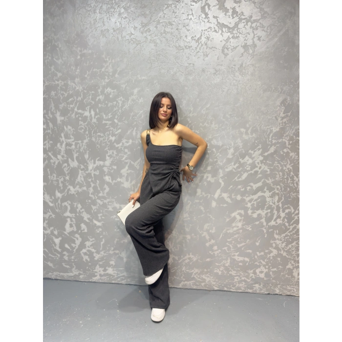 Yan büzgülü bluz ve pantolonlu ikili takım