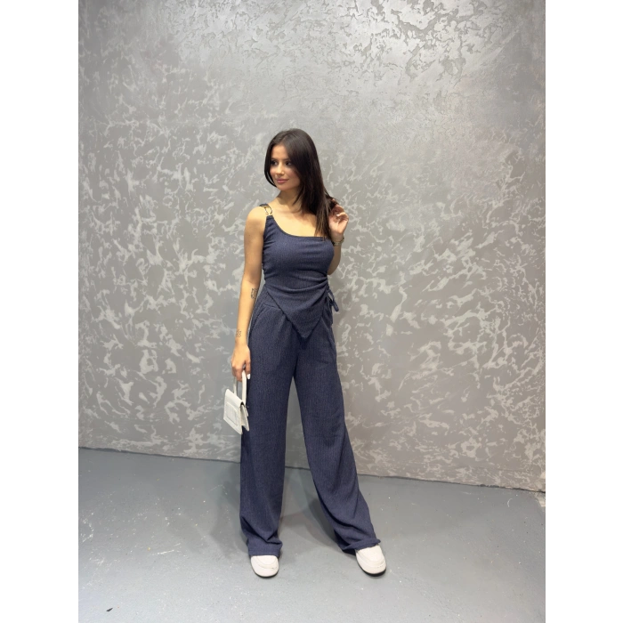 Yan büzgülü bluz ve pantolonlu ikili takım