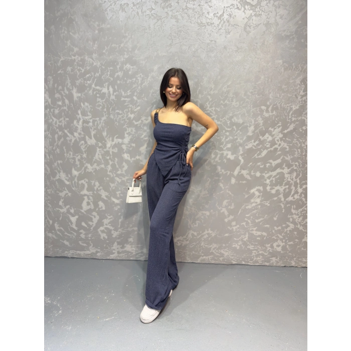 Yan büzgülü bluz ve pantolonlu ikili takım