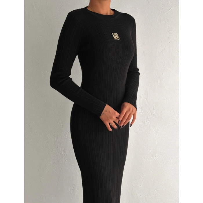 Broşlu triko elbise