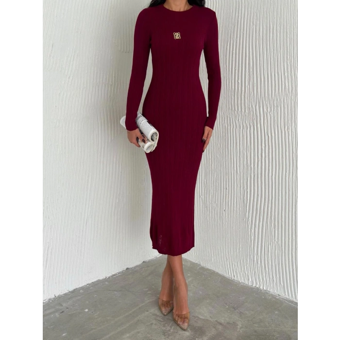 Broşlu triko elbise