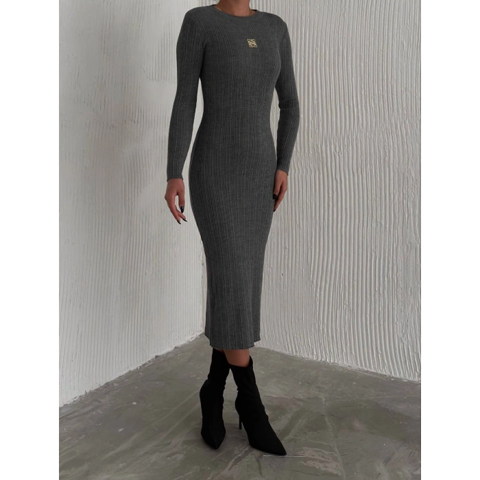 Broşlu triko elbise