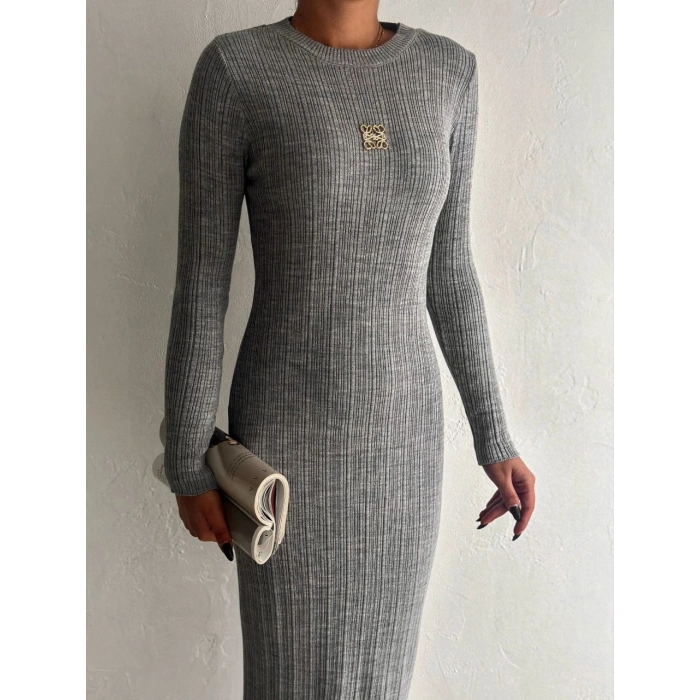 Broşlu triko elbise