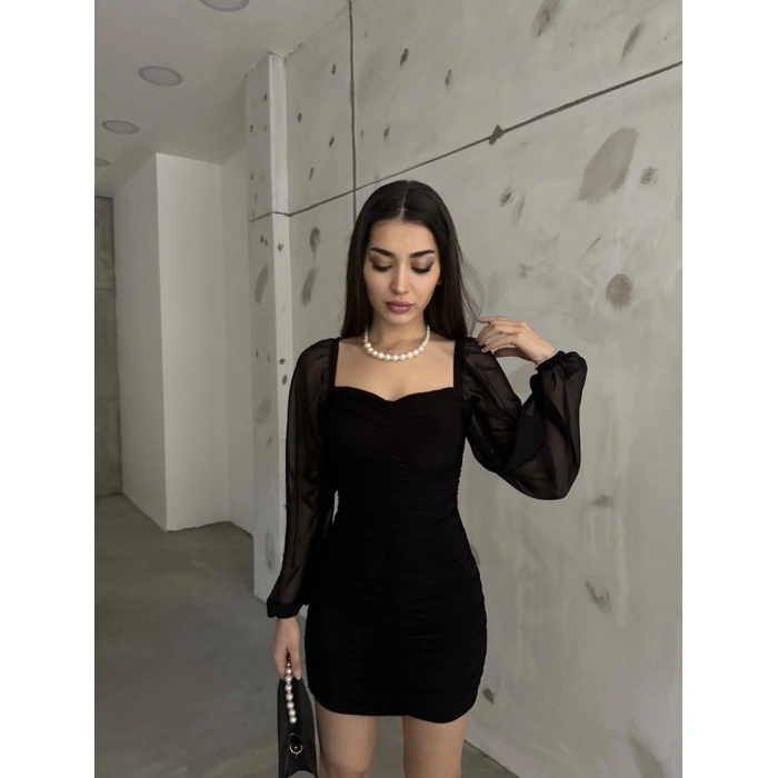 Kolu tül büzgülü elbise