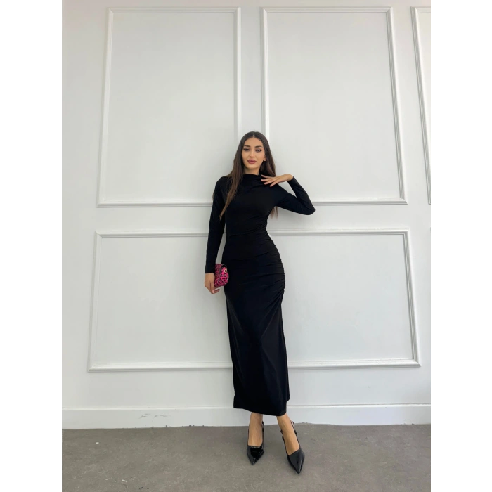 Drapeli dik yaka yırtmaçlı elbise