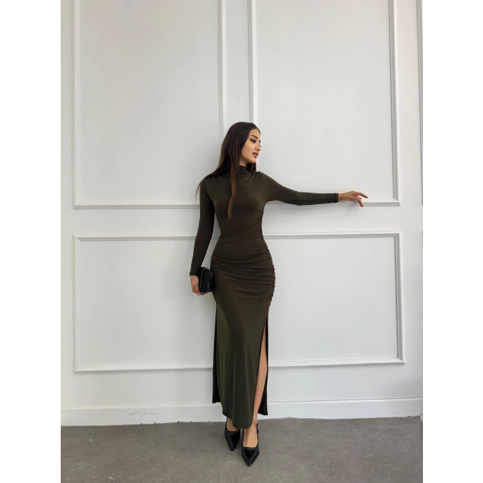 Drapeli dik yaka yırtmaçlı elbise