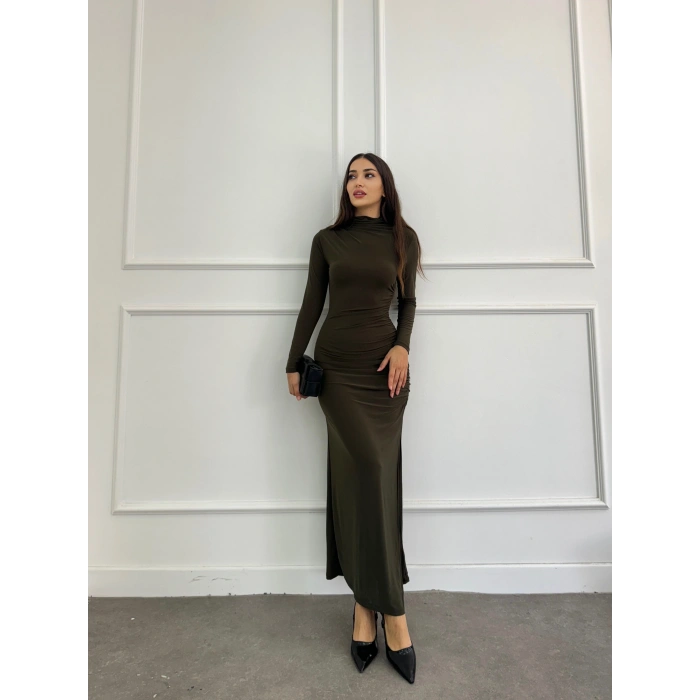 Drapeli dik yaka yırtmaçlı elbise