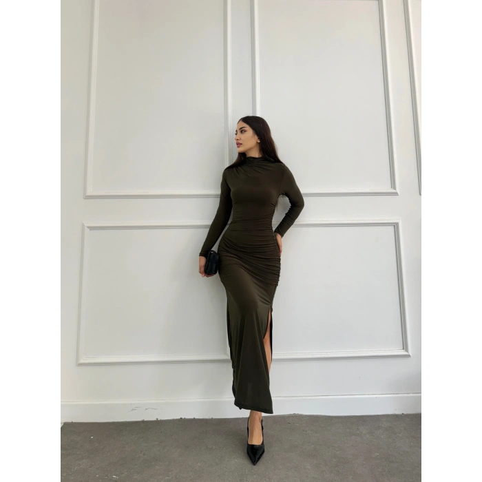 Drapeli dik yaka yırtmaçlı elbise