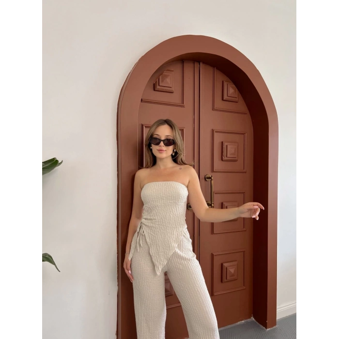 Straplez büzgülü bluz ve pantolonlu ikili takım