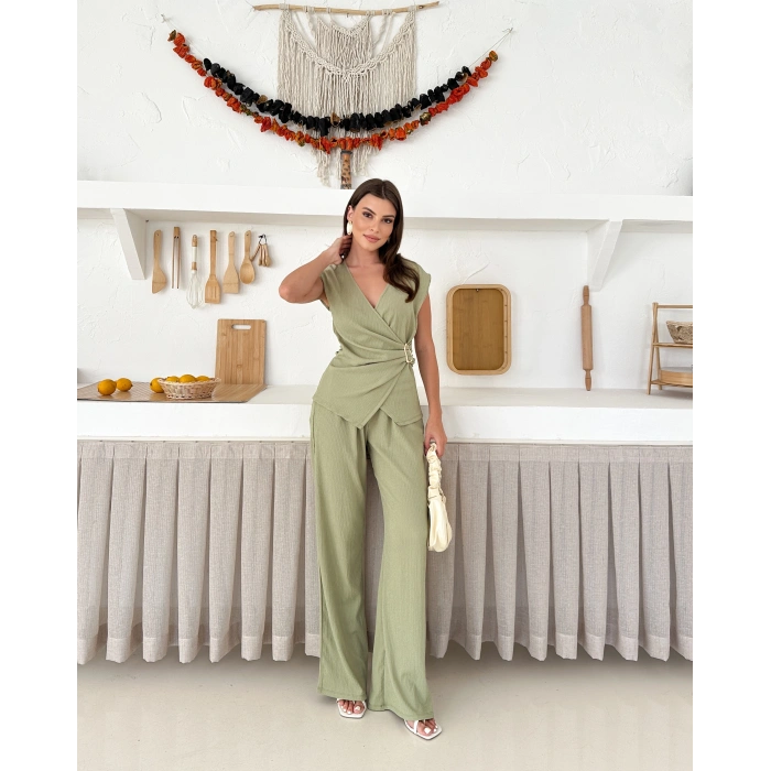 Kruvaze yaka aksesuar detay ikili takım