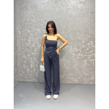 Yan büzgülü bluz ve pantolonlu ikili takım