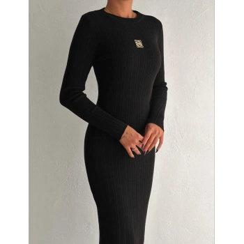 Broşlu triko elbise