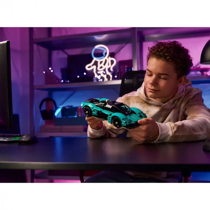 42208 Lego Technic Aston Martin Valkyrie 707 parça +9 yaş