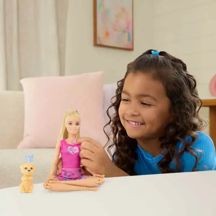 Mattel Barbie Sesli ve Işıklı Duyarlı Hareketler Bebeği JJN55