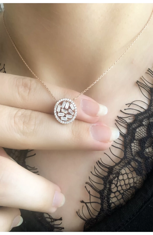 Kadın Minimal Baget Taşlı Yuvarlak Gümüş Rose Kolye