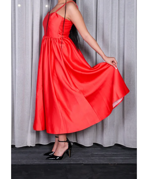 Kırmızı Saten Askılı Midi Boy Elbise