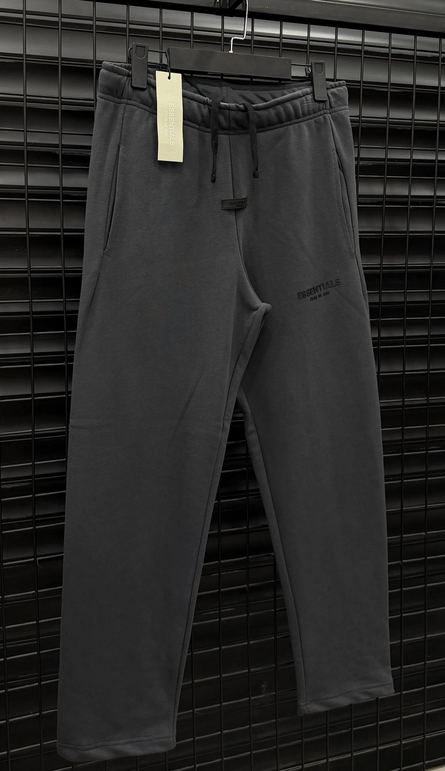 ESSENTIALS Basic Baggy Jogger – Füme