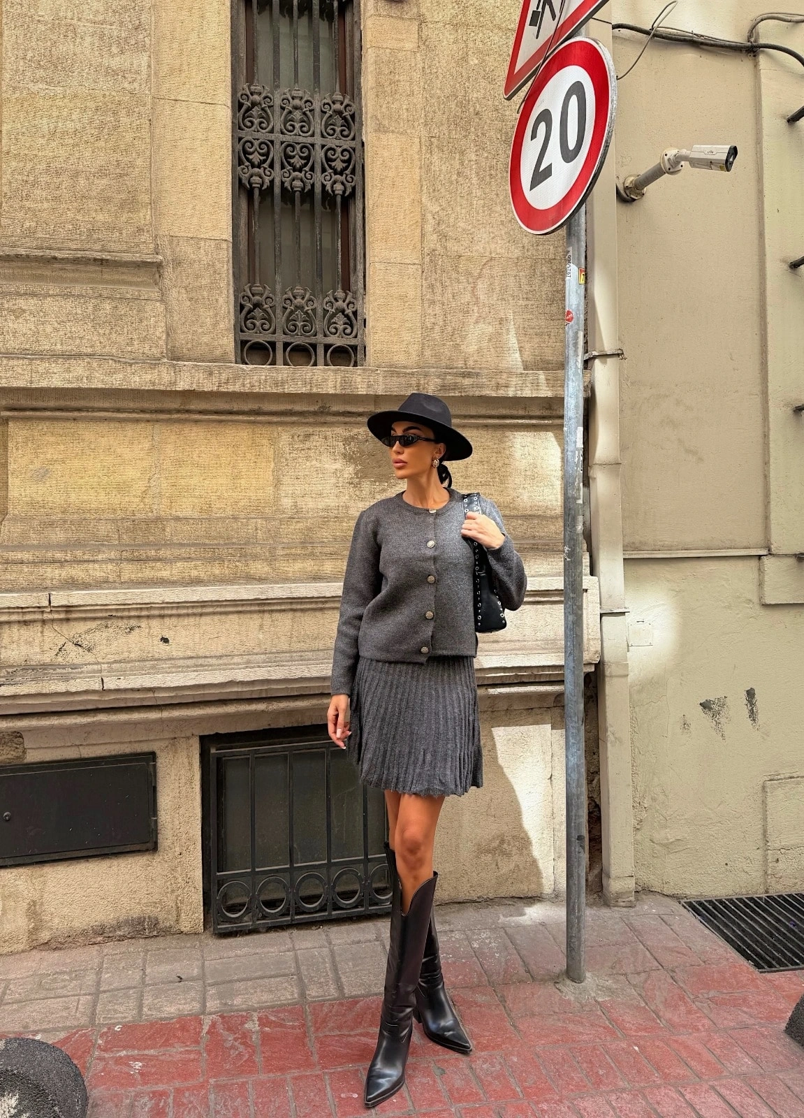 Pullaps Bisiklet Yaka Hırka Ve Pile Detaylı Etek Triko Takım Gri