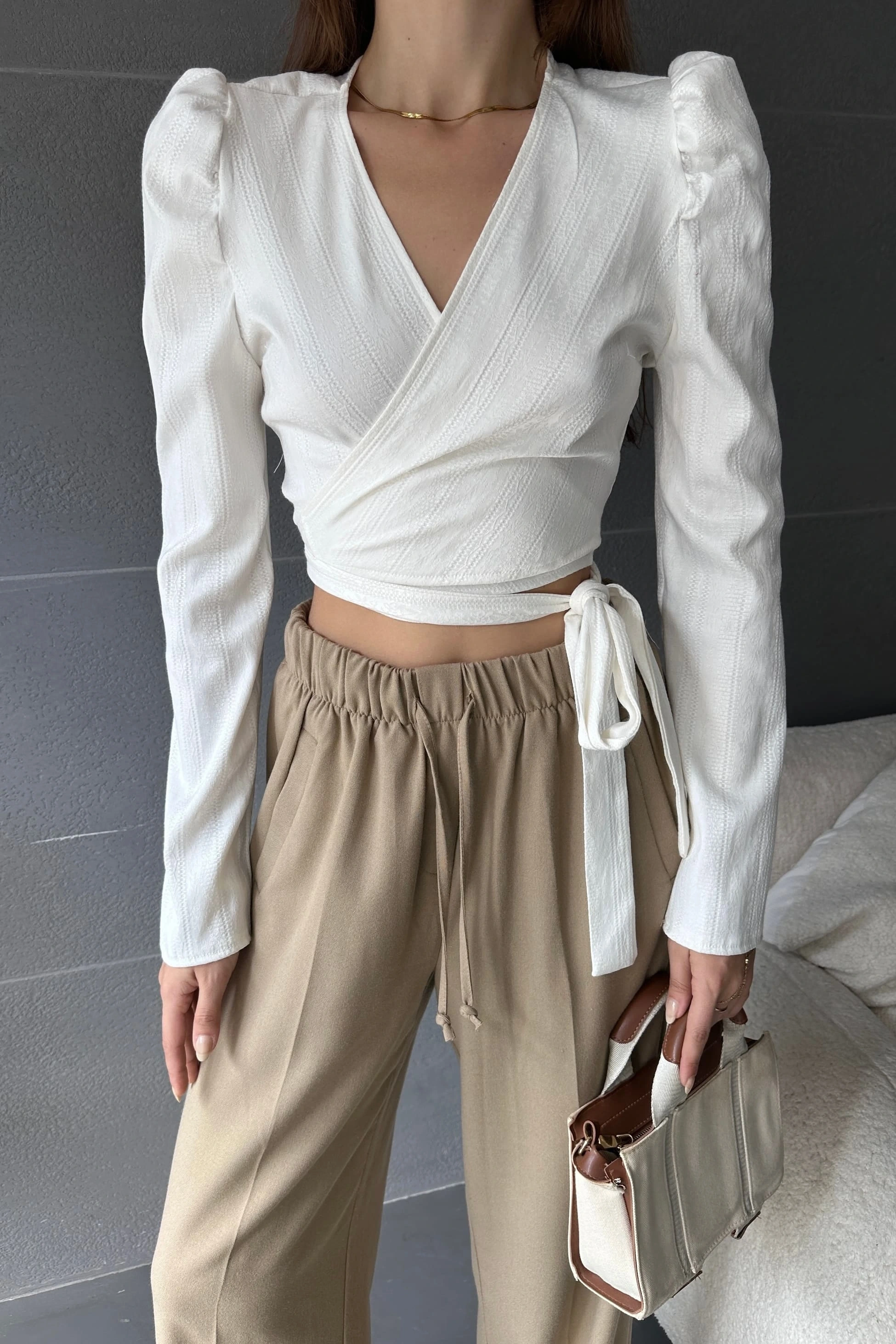 Kruvaze Yaka Beli Kuşaklı Crop Bluz