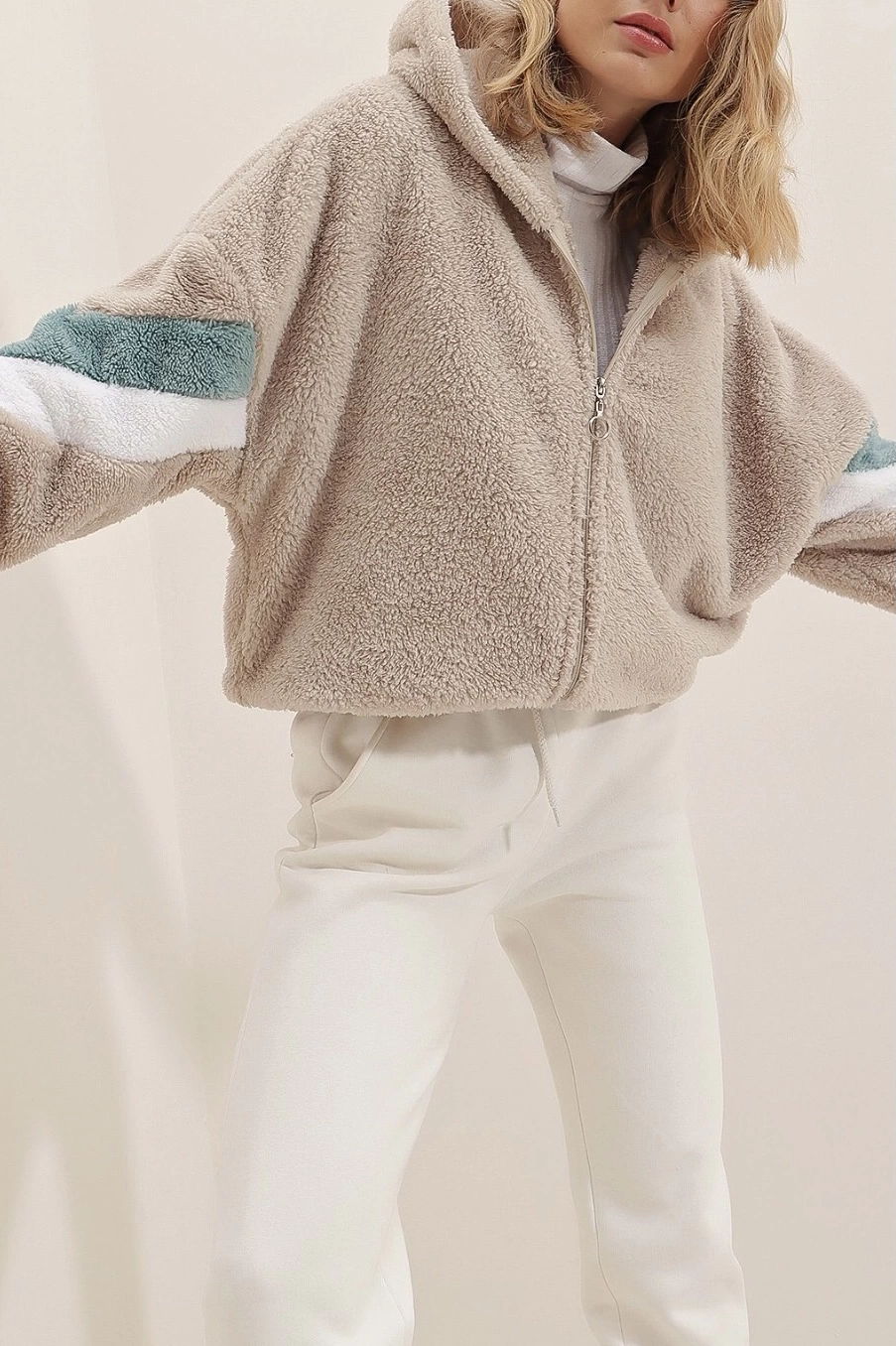 Pullaps Bej Kapüşonlu Fermuarlı Kolları Renk Bloklu Oversize Peluş Sweatshirt