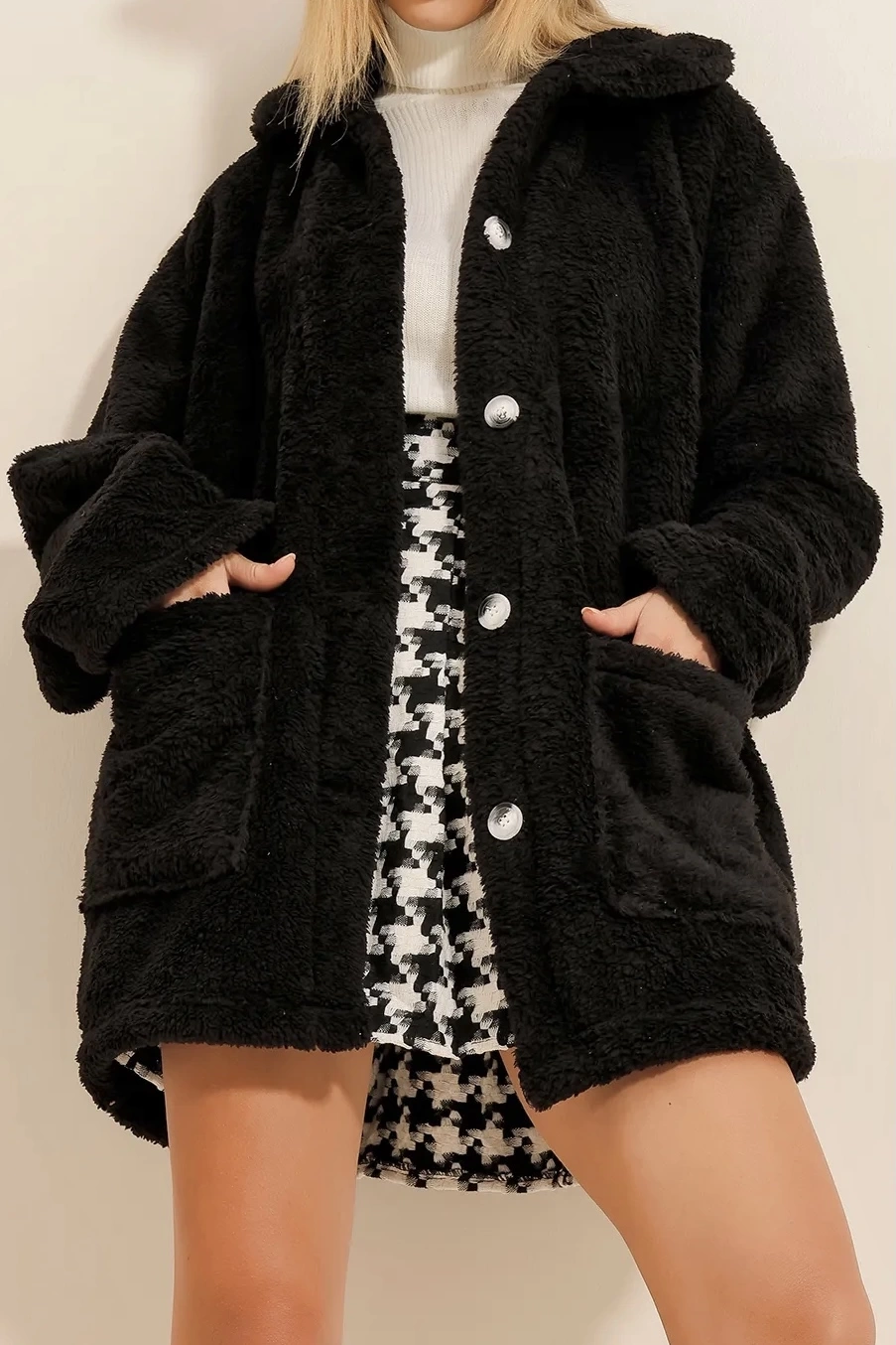 Pullaps Çift Cepli Önü Düğmeli Oversize Peluş Ceket Siyah