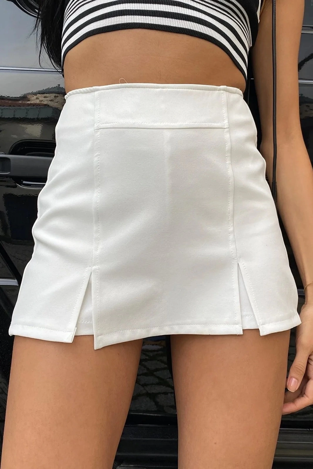 Pullaps Çift Yırtmaçlı Etek Görünümlü Mini Şortetek Beyaz