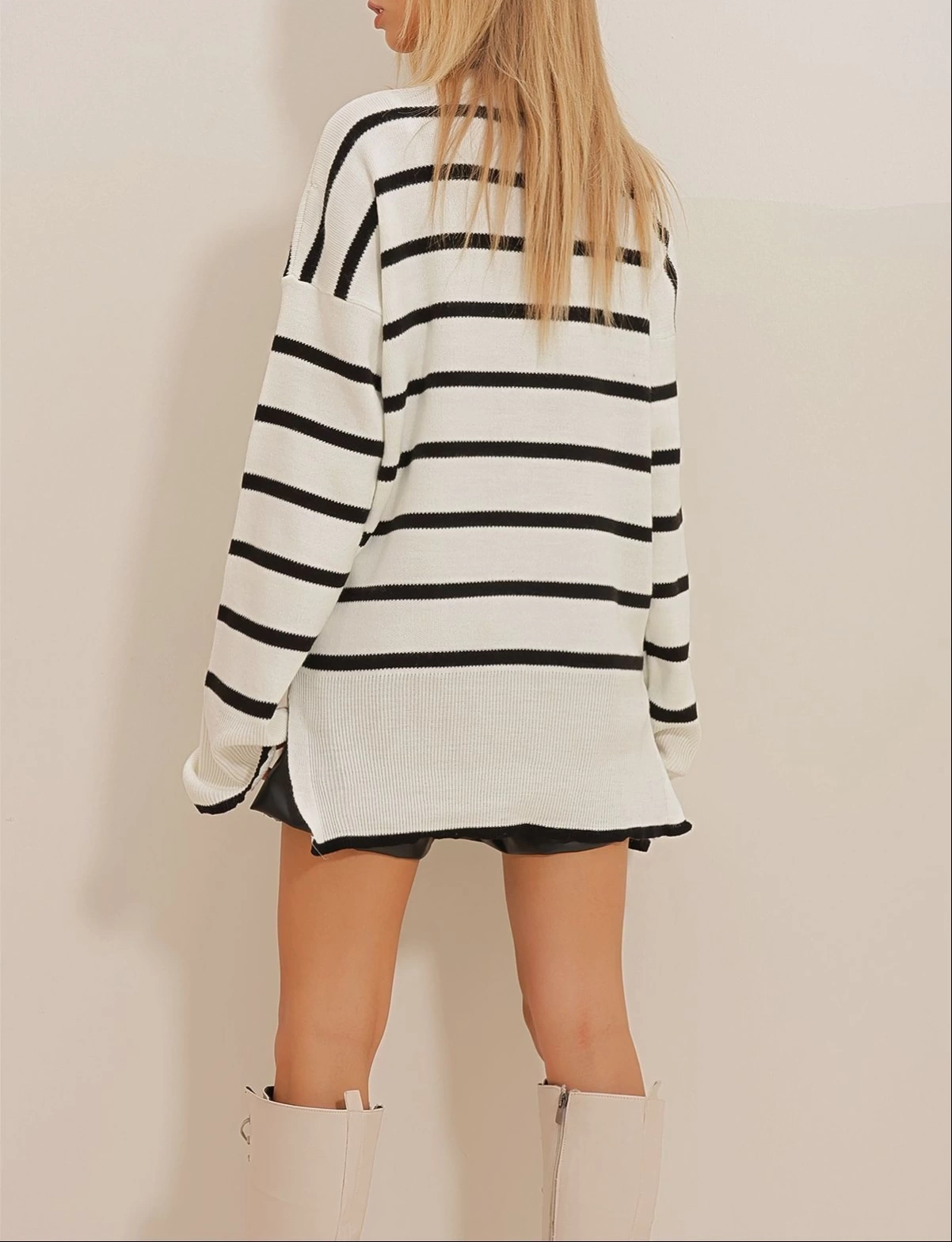 Pullaps Çizgili Boğazlı Yanı Yırtmaçlı Oversize Kazak Ekru