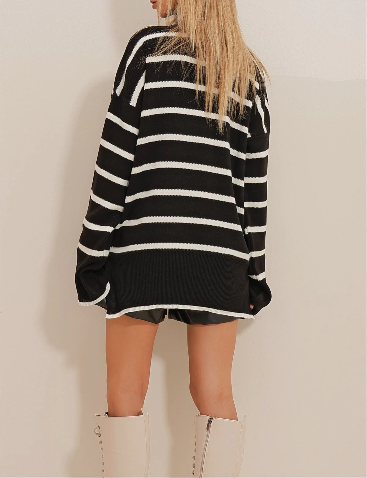 Pullaps Çizgili Boğazlı Yanı Yırtmaçlı Oversize Kazak Siyah