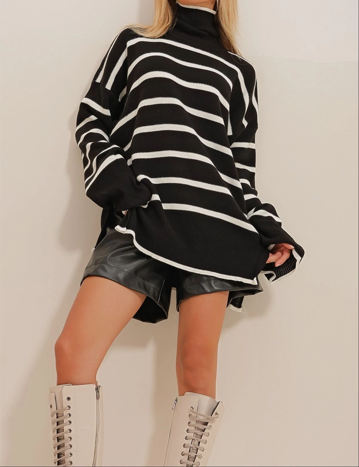 Pullaps Çizgili Boğazlı Yanı Yırtmaçlı Oversize Kazak Siyah