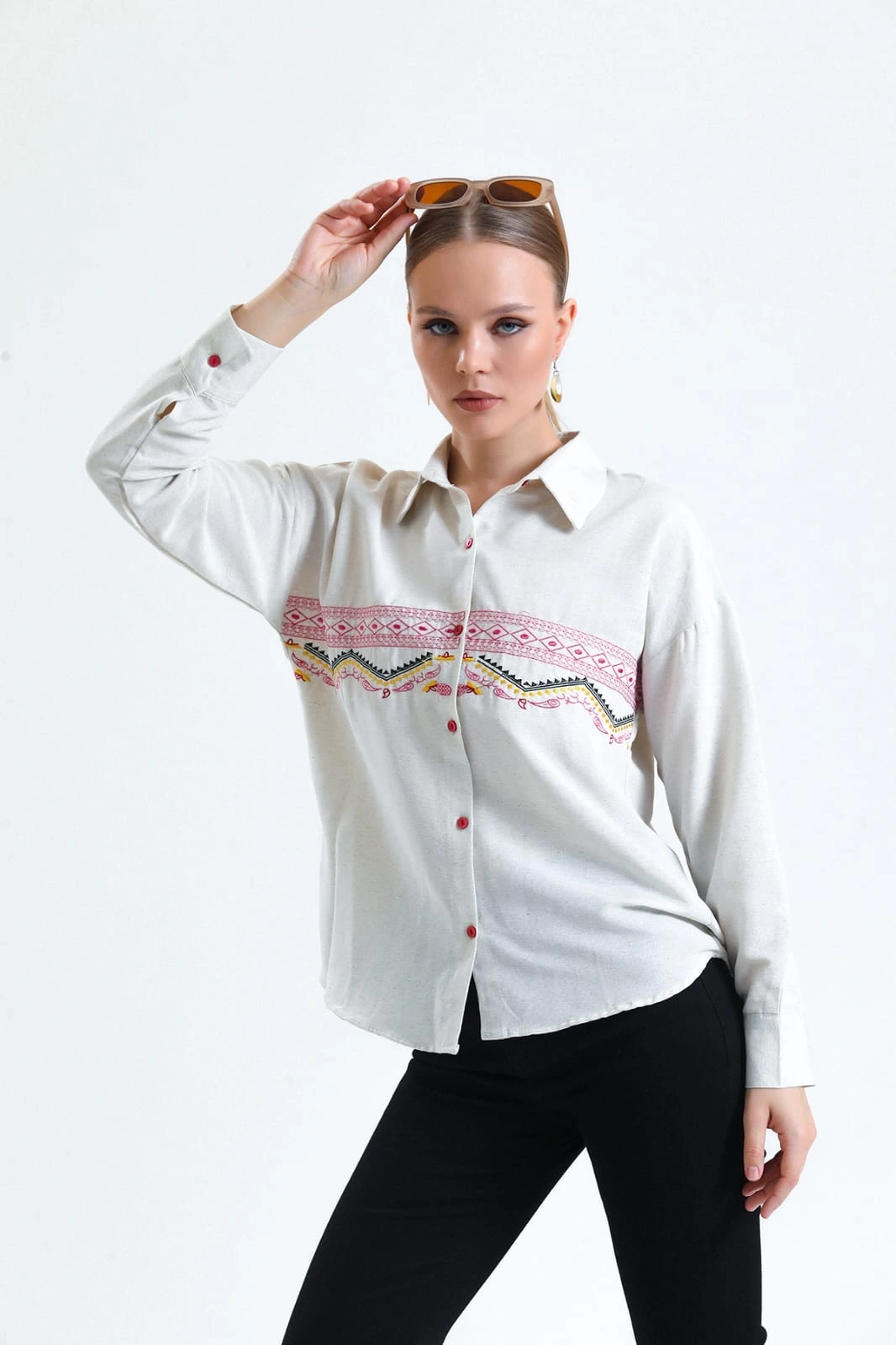 Pullaps Önü Nakışlı Keten Gömlek