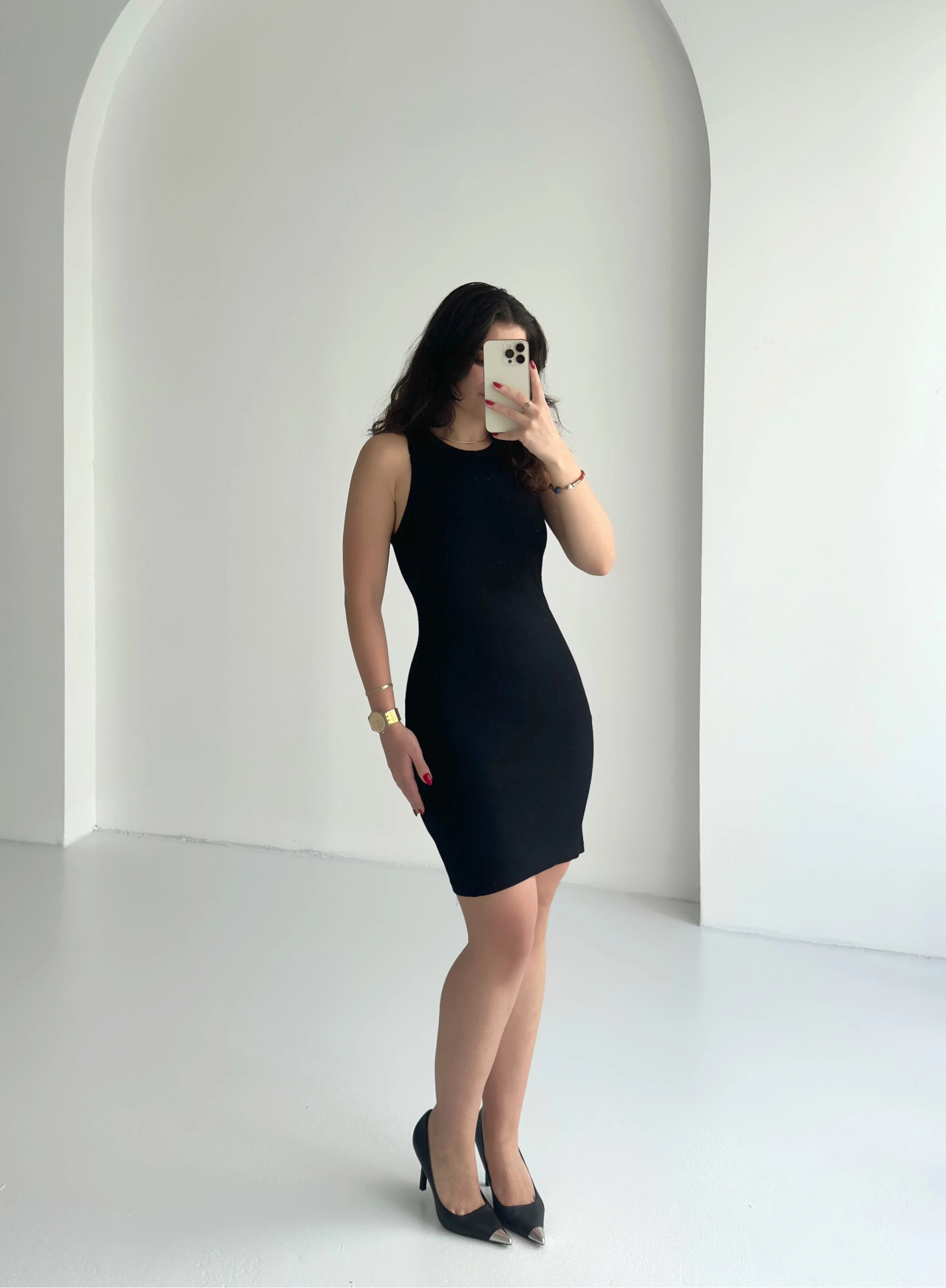 Pullaps vücuda oturan düz siyah likralı elbise