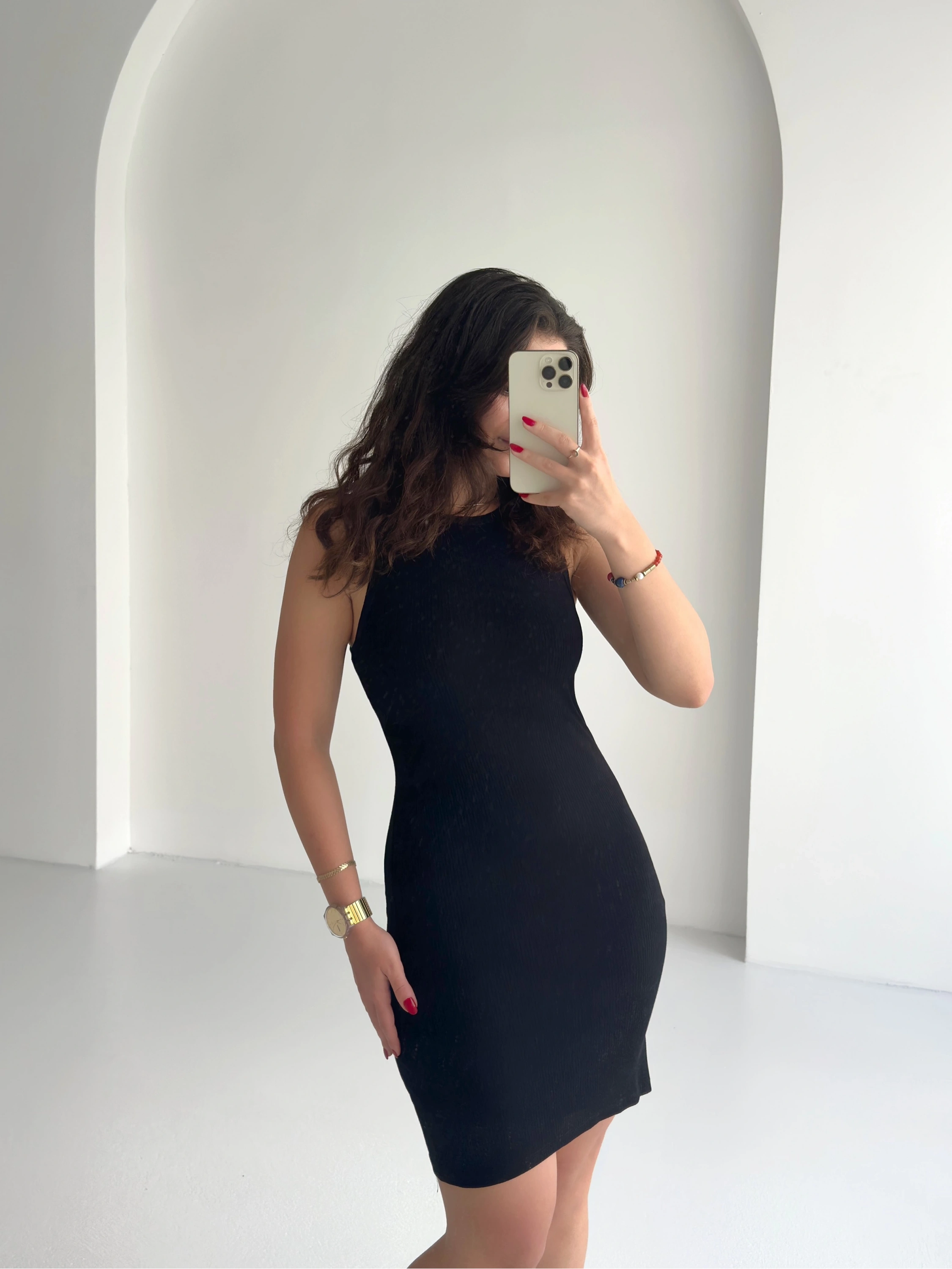 Pullaps vücuda oturan düz siyah likralı elbise