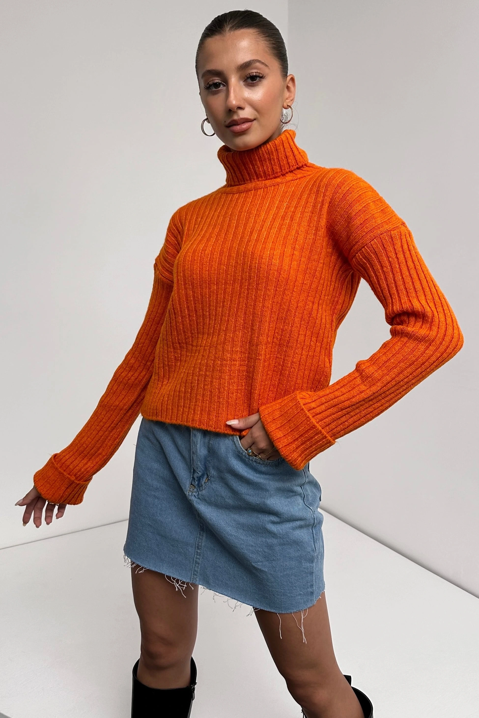 Şerit Desenli Dokulu Boğazlı Triko Kazak