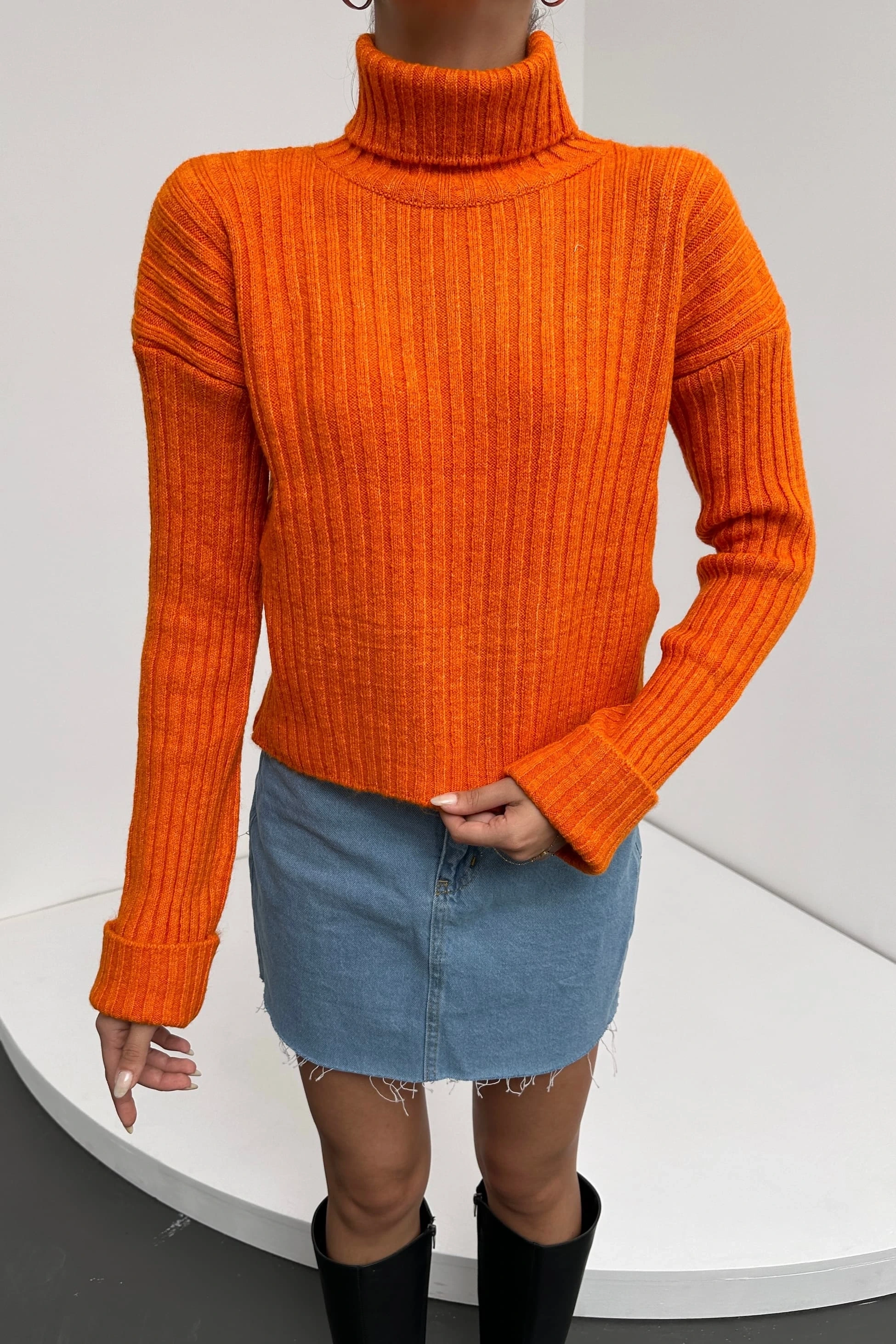 Şerit Desenli Dokulu Boğazlı Triko Kazak