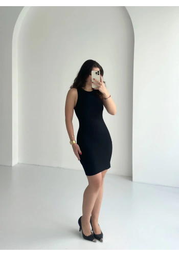 Pullaps vücuda oturan düz siyah likralı elbise