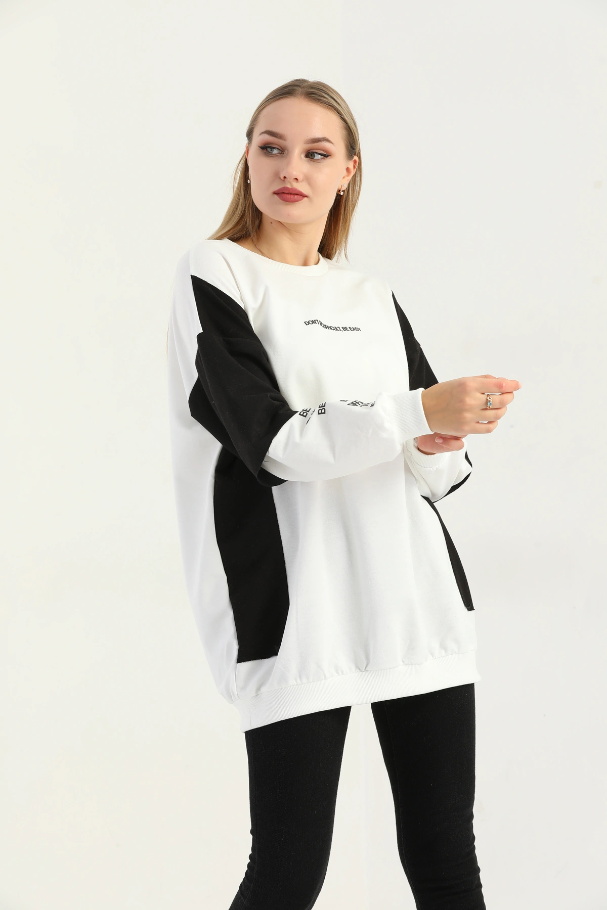 Kadın Siyah Bisiklet Yaka Çift Kol Efektli Baskılı Oversize Sweatshirt