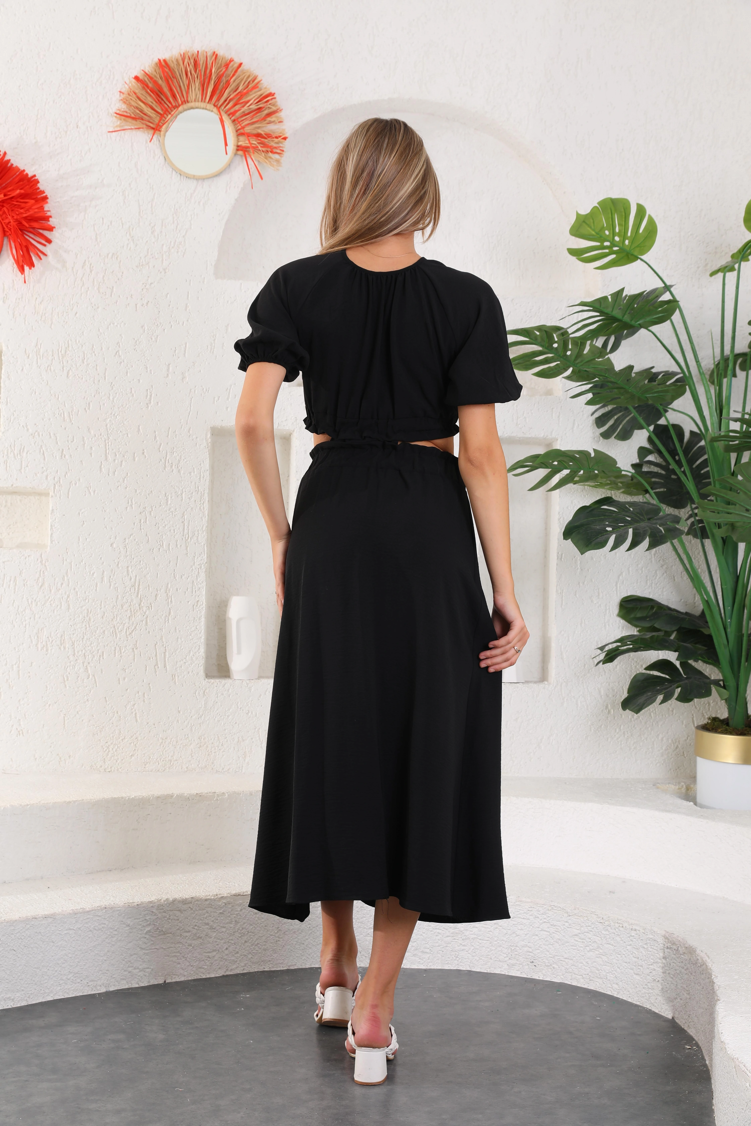 Arkası Düğmeli Beli Açık Lastikli Elbise