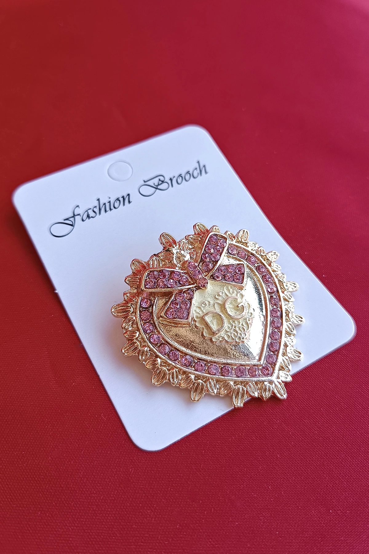 Kadın Ortası DG Harf DG Marka Model Sarı Renkli Gold Kaplama Döküm Pembe Zirkon Taşlı İncili Yaka İğnesi Broş