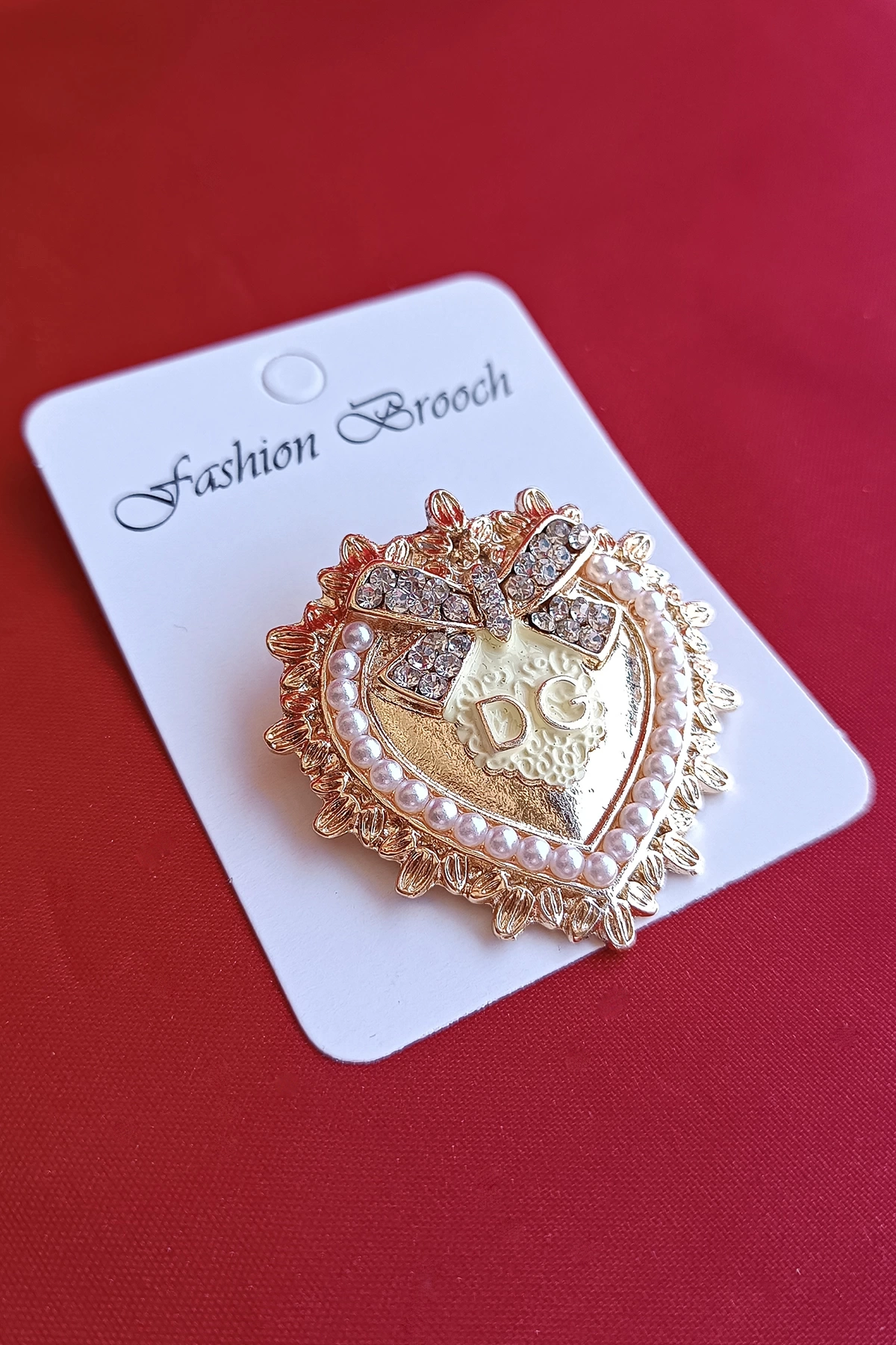 Kadın Ortası DG Harf Marka Model Sarı Renkli Gold Kaplama Döküm Kristal Zirkon Taşlı İncili Yaka İğnesi Broş
