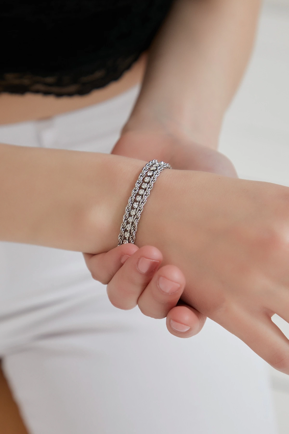 Kadın Felipe Model Gümüş Zincir Ortası Kristal Taş Şeritli Günlük Abiye Elbise Düğün Parti Bileklik