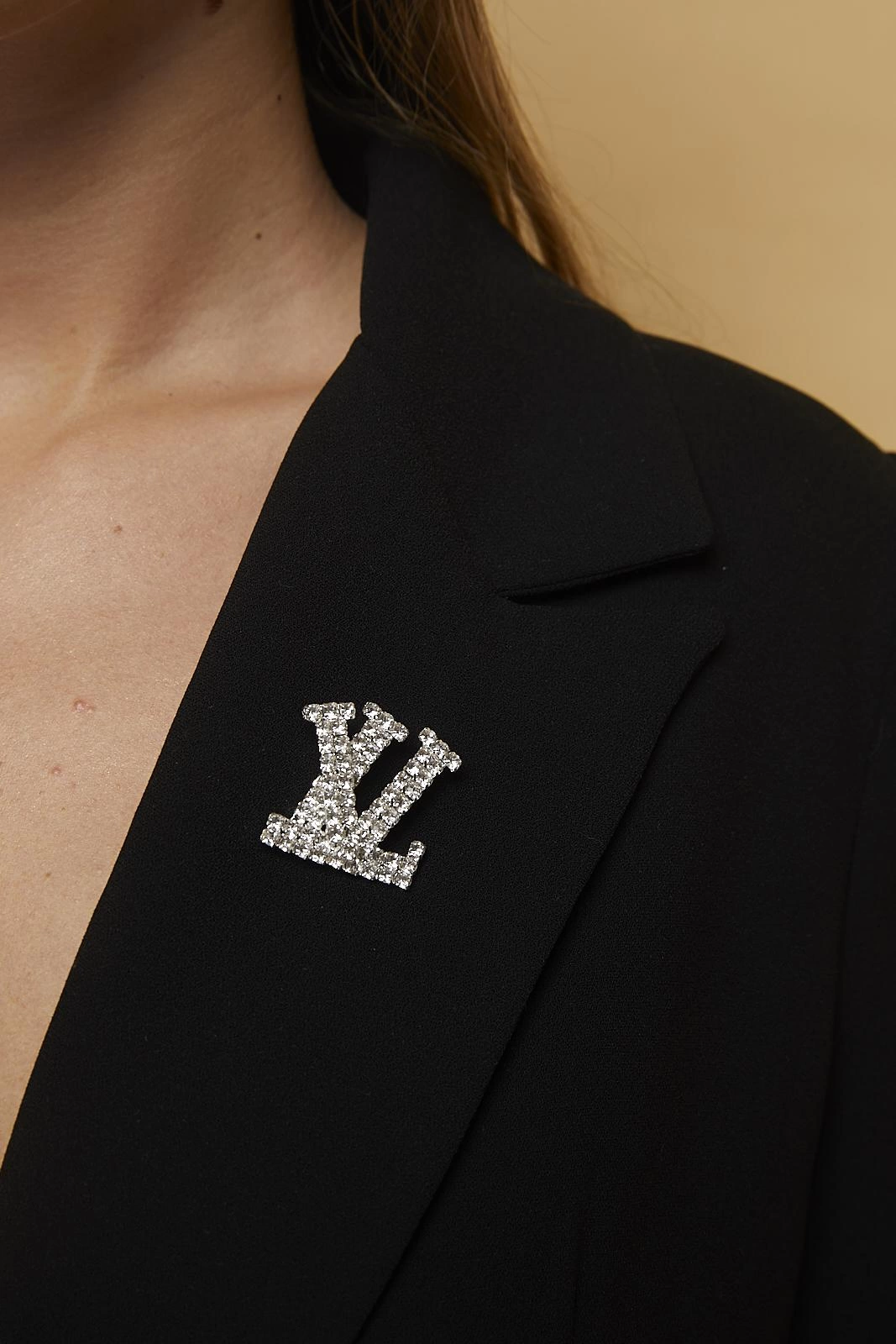 Kadın LV Harf Marka Model Gümüş Kaplama Kristal Zirkon Taşlı Yaka İğnesi Broş